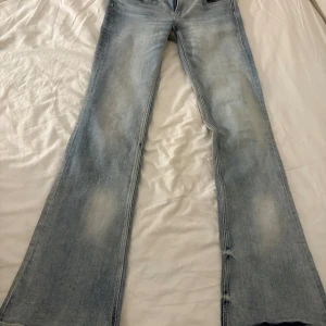 Weekday jeans - Nyköpta jeans ifrån weekday i färgen cloudy blue för 399kr säljer då de var för korta för mig. Dem är bootcut/flare och är low waist. Storlek 29/32. (Små i storleken) kommer ha dem uppe här tills fredag så om någon vill köpa så har de till fredag på sig!!