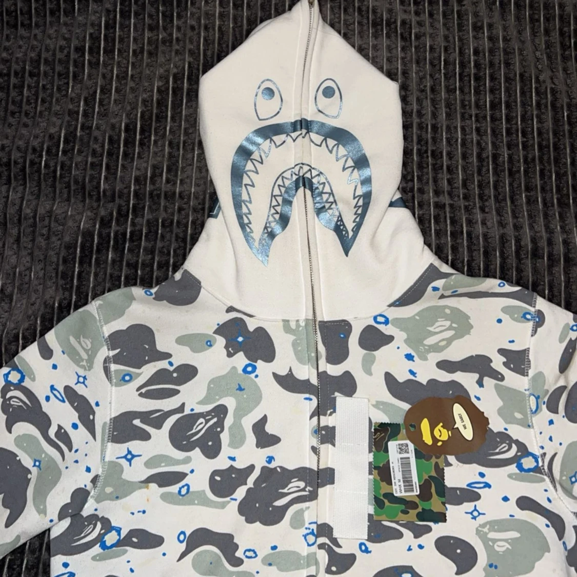 BAPE Shark Camo Hoodie i vitt och grått - 3