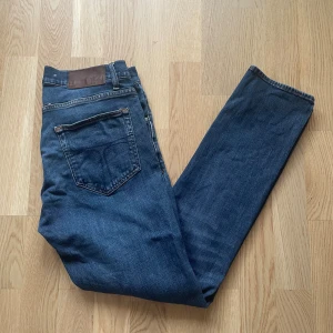 Blå Tiger of Sweden Pistolero jeans W30 L32 - Jag säljer dom här riktigt snygga Tiger of Sweden jeansen som är i storlek W30 L32. Modellen heter Pistolero. De är i fint skick utan skador och defekter. Nypris ligger på 1599kr och jag säljer dom här för 349kr. Tveka inte att höra av er!                                                                       Mått: Längd=101cm. Midja=39cm