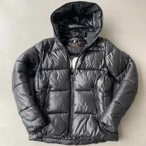 Save the duck jacka - Säljer en svart jacka från save the duck. Storlek S. Den är sparsamt använd. Bra skick. Snygga detaljer på luvan, sidan och innanför.