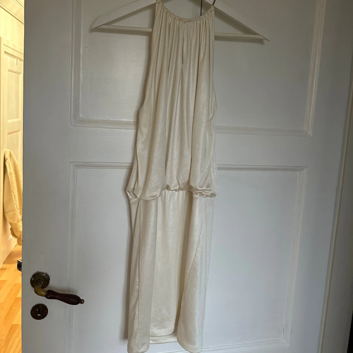 Champagnefärgad halterneckklänning Forever21