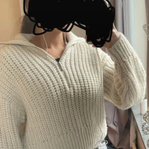 Vit stickad half zip tröja H&M - Säljer en chunky vit stickad tröja från H&M i storlek M. Tröjan har en half zip-dragkedja framtill och bred krage, samt långa ärmar med ribbade muddar. Perfekt för kyliga dagar och riktigt mysig att bära.
