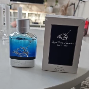 Royal County of Berkshire herrparfym - Eau de toilette för män, 100 ml. Tillverkad i Spanien. Snygg design med sportig känsla, perfekt för dig som gillar stil och energi.