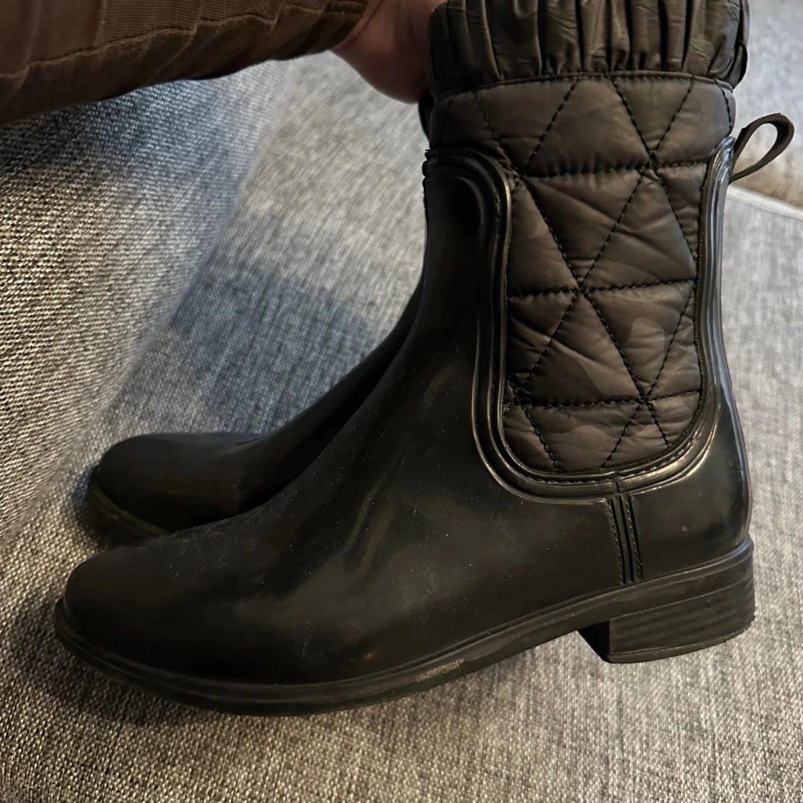 Svarta quiltade boots med platt sula strl: 37