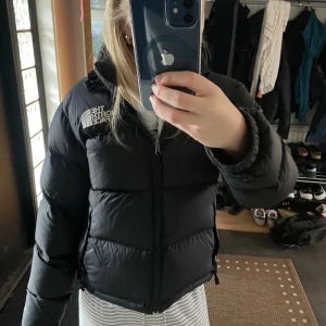 The North Face Jacka - Jag säljer min north face jacka! Den är i bra skick, bara en liten tejp bit på armen men de är inget man märker av. Säljer den för 900kr, pris går att diskutera. Skriv till mig privat om du undrar nått!💕