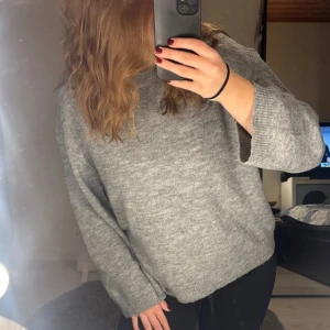 Grå stickad tröja  - Mysig grå stickad tröja med lång ärm och avslappnad, loose passform. Tröjan har en enkel design med rund hals och breda muddar vid ärmslut och nederkant. Den är i storlek M, aldrig använd endast testad!!❣️ Kan skickas snabbt