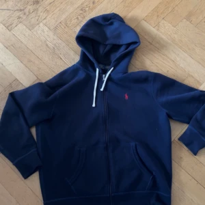 Marinblå hoodie från Polo Ralph Lauren - Säljer denna feta tröja från Ralph lauren. Säljer då den är för liten o knappt kommer till användning längre. Priset e ej hugget i sten vid snabb affär så hör av er vid intresse så löser vi🙌