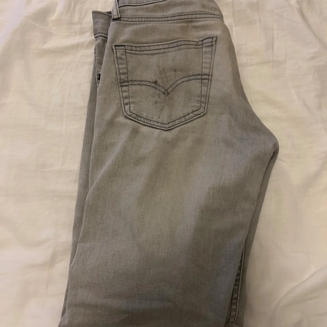 Grå Levi's 511 jeans med slitning