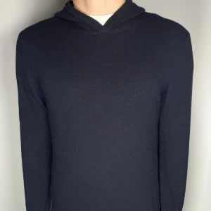 Kashmir hoodie - Säljer en riktigt snygg och trendig Oscar Jacobson Kashmir hoodie i fint skick, det är en Kashmir blandning i tröjan och storlek S, vid frågor är det bara att skriva //Gramenti