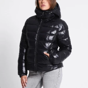 Svart glansig pufferjacka med luva - 🖤Svart pufferjacka med glansig finish och huva.  🖤Jackan har dragkedja framtill, tryckknappar vid kragen och två fickor på sidorna. 🖤Perfekt för kalla dagar och ger en cool vibe till din outfit. 🖤Varan är sparsamt använd och i ett fint skick 🖤Normal i storleken 🖤Säljer pga använder inte 🖤Priset kan alltid diskuteras