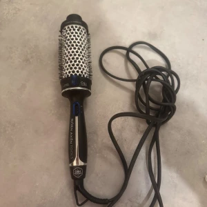 Björn Axén Tools Hot Air Brush - Professionell värmeborste från OBH Nordica och Björn Axén Tools 45mm med trustad med jon-teknologi för frizzfritt hår. Borsten och sladden är i gott skick. Perfekt för styling och volym. 