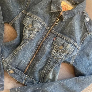 Denim jacka - Denim/ jeansjacka från Levi's! Super bra skick och säljs inte längre.