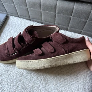 Strap skor - Fina vinröda skor med straps från Jim Rickey , stl 40, true to size