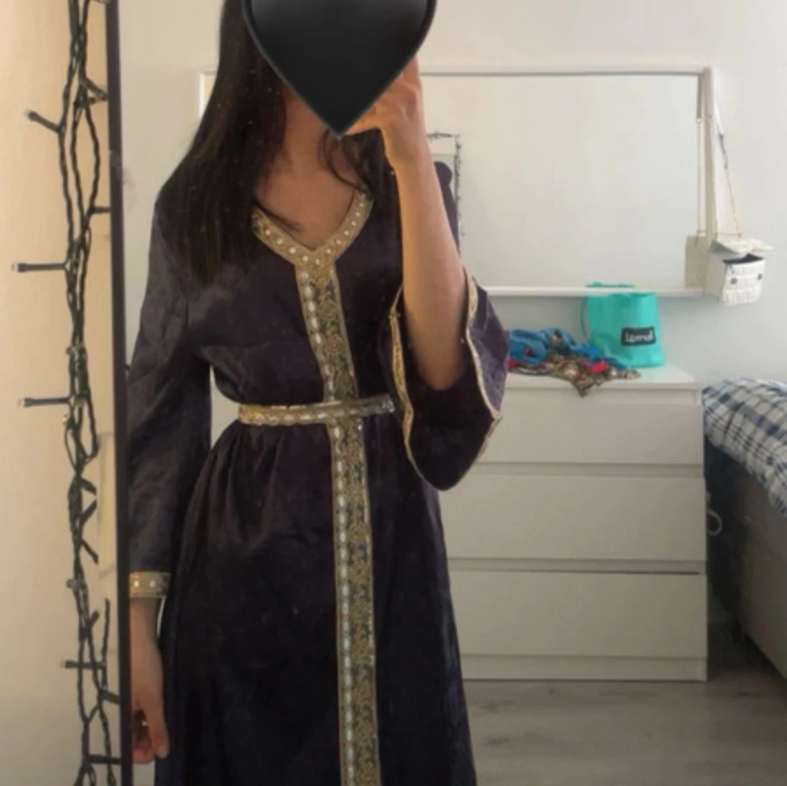 Mörklila långklänning med guldiga detaljer. Marockansk klänning