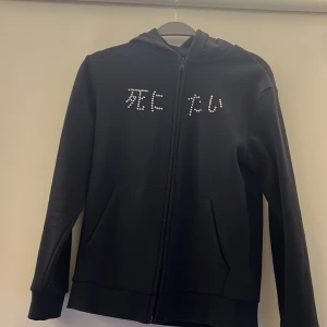 Youspoo svart rhinestone zip hoodie - Säljer min svarta rhinestone zip hoodie ifrån youspoo, använd högst 2 gånger och säljes för den inte passar mig längre, det är storlek S om jag inte har fel och passar dig som är ungefär 160-170 skulle jag säga!