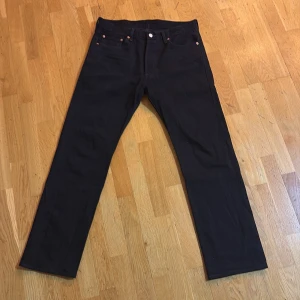 Levi's 501 jeans W34 L32 - Svarta klassiska Levi's 501 jeans med rak passform. Haft på mig de 1-2 ggr tills jag tyckte att de satt för tajt på mig. Går att frakta. Pris kan diskuteras.