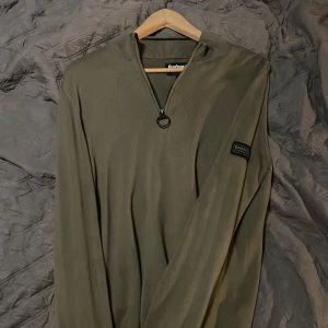Grön Zip tröja från Barbour - Snygg Grön Zip tröja från Barbour International med diskret logotyp på ärmen.   Mycket bra skick.    storlek S!!    modellen är 185cm och väger 75kg!!!   skriv vid frågor osv….