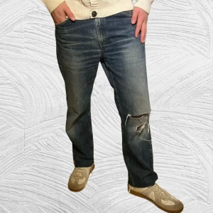 Vintage Levi’s 521 Jeans - Levi’s 521 Slim Taper Jeans – Vintage Blue (Strl 32/34, kapade till 97 cm)  Snygga Levi’s 521 i klassisk slim/taper fit – sitter perfekt med lite smalare ben och högre midja. Färg: Vintageblå denim med lätt slitage på rätt ställen för en autentisk look 👖 Byxorna är kapade till längd ca 97 cm, vilket gör dem perfekt proportionerade (ungefär som L32).  🪡 Storlek: 32/34 (kapade till 97 cm) 🩵 Färg: Ljusblå / Vintage wash 📏 Passform: Slim Taper / Modern Fit ✨ Skick: Mycket bra, inga defekter 👖 Modell