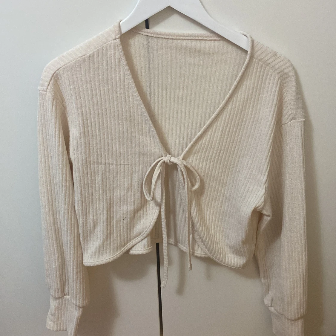 Beige croppad bolerotopp med knyt