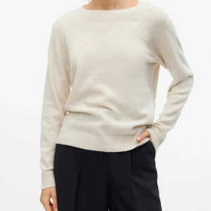 Beige stickad tröja från Vero Moda - En stilren beige stickad tröja från Vero Moda i storlek M. Tröjan har rund halsringning och lång ärm. Enkel att matcha med både jeans och kostymbyxor.