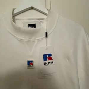 Hugo Boss T-shirt - Ny/oanvänd t-shirt från Hugo Boss. Tröjan har ribbad rund halsringning och ett broderat Boss på bröstet. Tyvärr för stor för mig