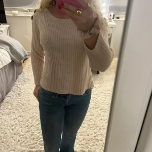 Stickad tröja  - Stickad tröja från Zara i storlek 152 men passar xs/s💕Pris kan diskuteras vid snabb affär så ge gärna lägre prisförslag!