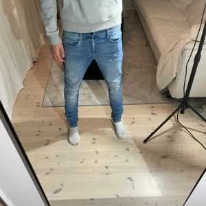 G-Star jeans - G-Star jeans med feta slitningar| Storlek 29/32 | Mycket bra skick | Skriv till mig vid frågor eller fler bilder!📩