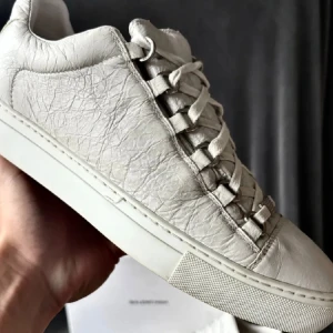 Vita läderskor - Storlek 39 men sittter mer som 41, fråga mått om du är osäker 