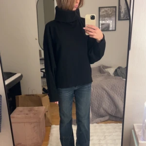 Stickad tröja med hög krage - Jättesnygg stickad tröja med hög krage!! Den är lite noppring på ärmarna men det går enkelt att få bort!!🤍