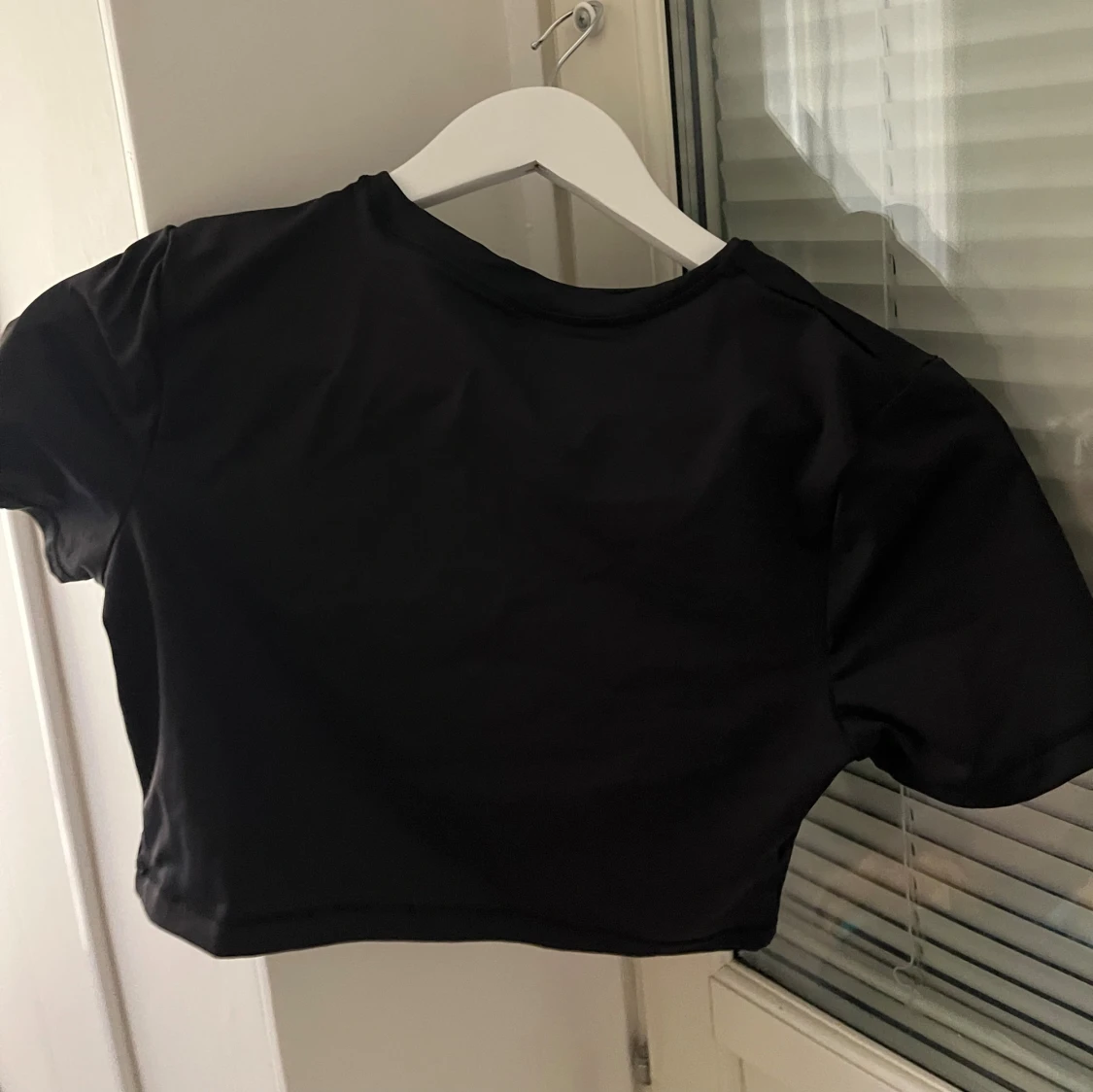 Svart croppad bad topp från Skims - 2