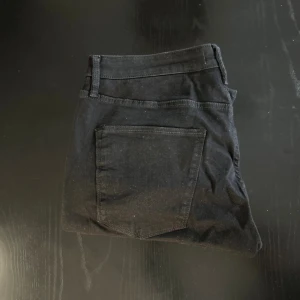 Svarta jeans från Jack & Jones Regular Clark - Svarta jeans från Jack & Jones i modellen Regular Clark. Klassisk femficksdesign med raka ben och normal passform. Ordinarie pris 899. Mitt pris 399! Helt nya