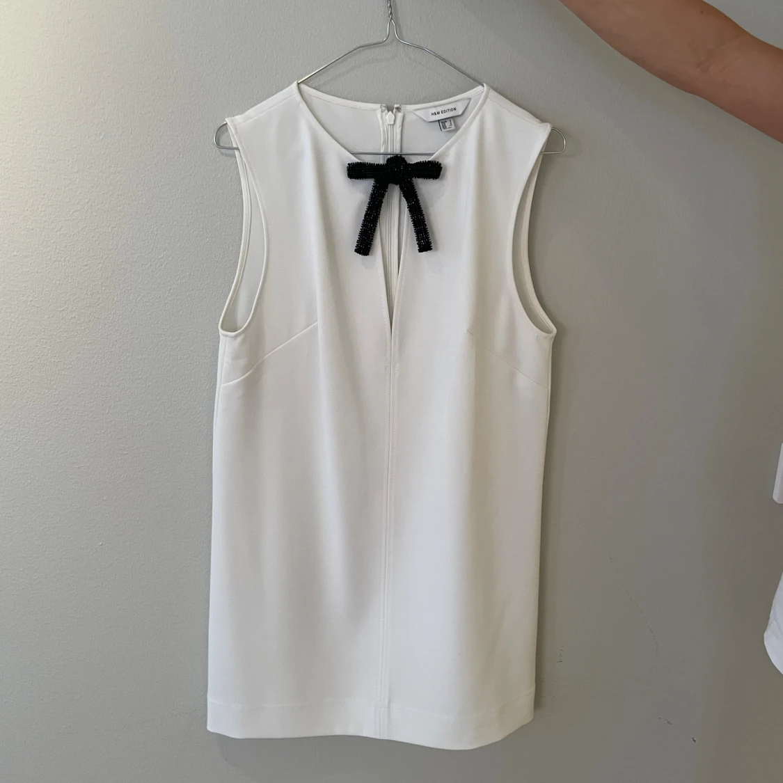 Vit ärmlös kortklänning med rosett