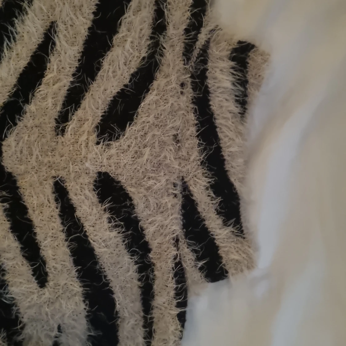 Zebramönstrad fluffig tröja NA-KD XS - 2