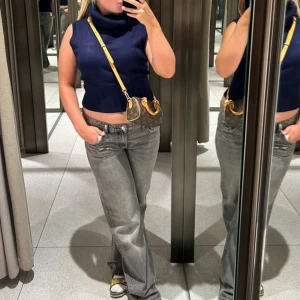 Grå låmidjade jeans - Jag är 168 lång och dessa är storlek 42. Mina före detta favorit jeans men vill behöver plats. 