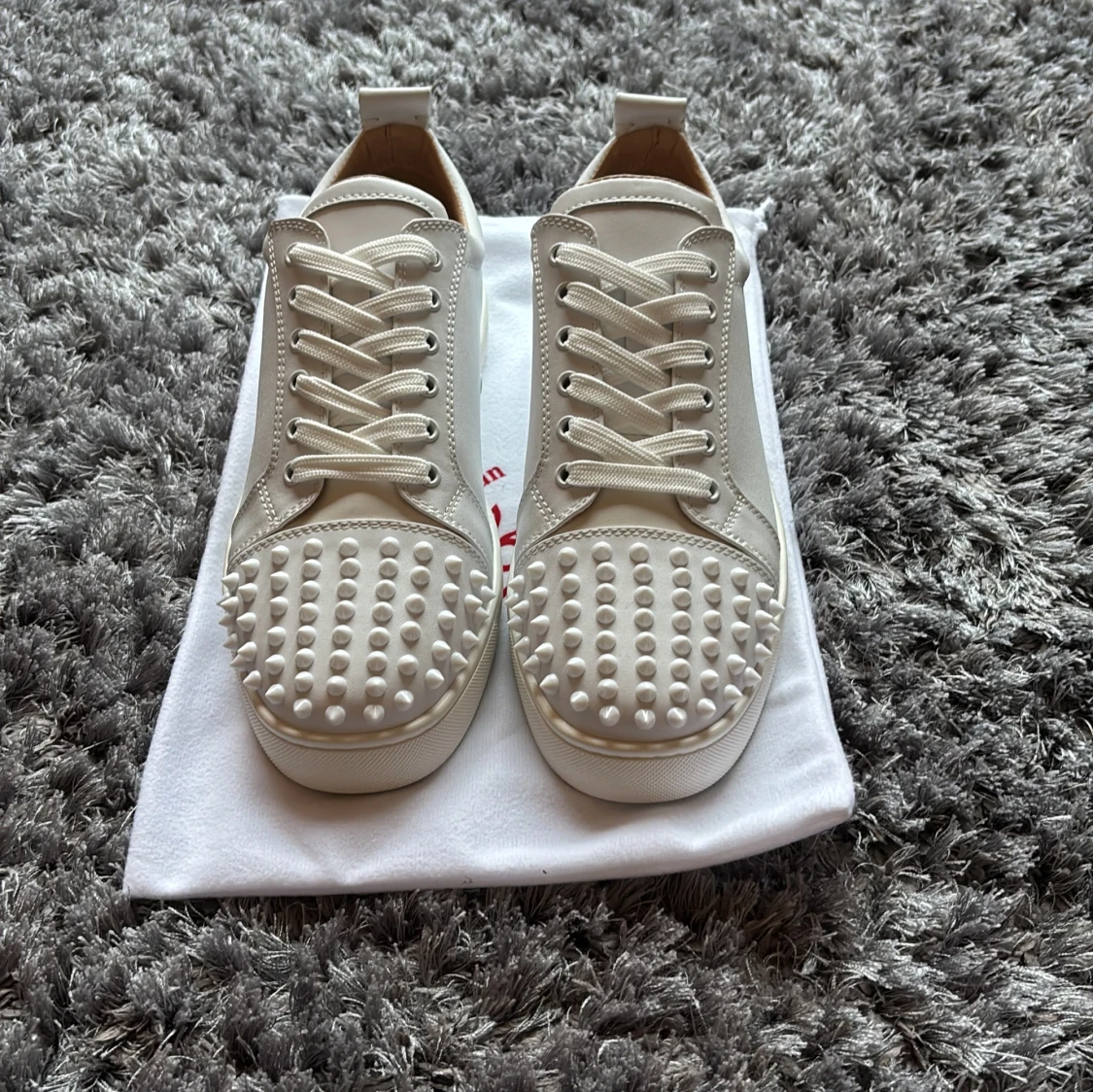 Christian Louboutin vita sneakers med nitar