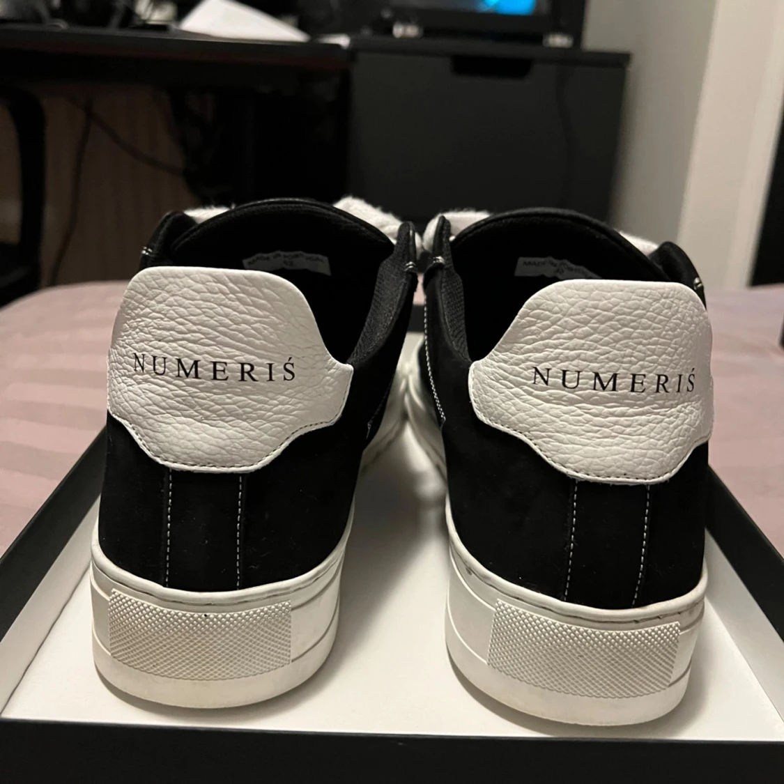 Svartvita sneakers från Numeris - 2