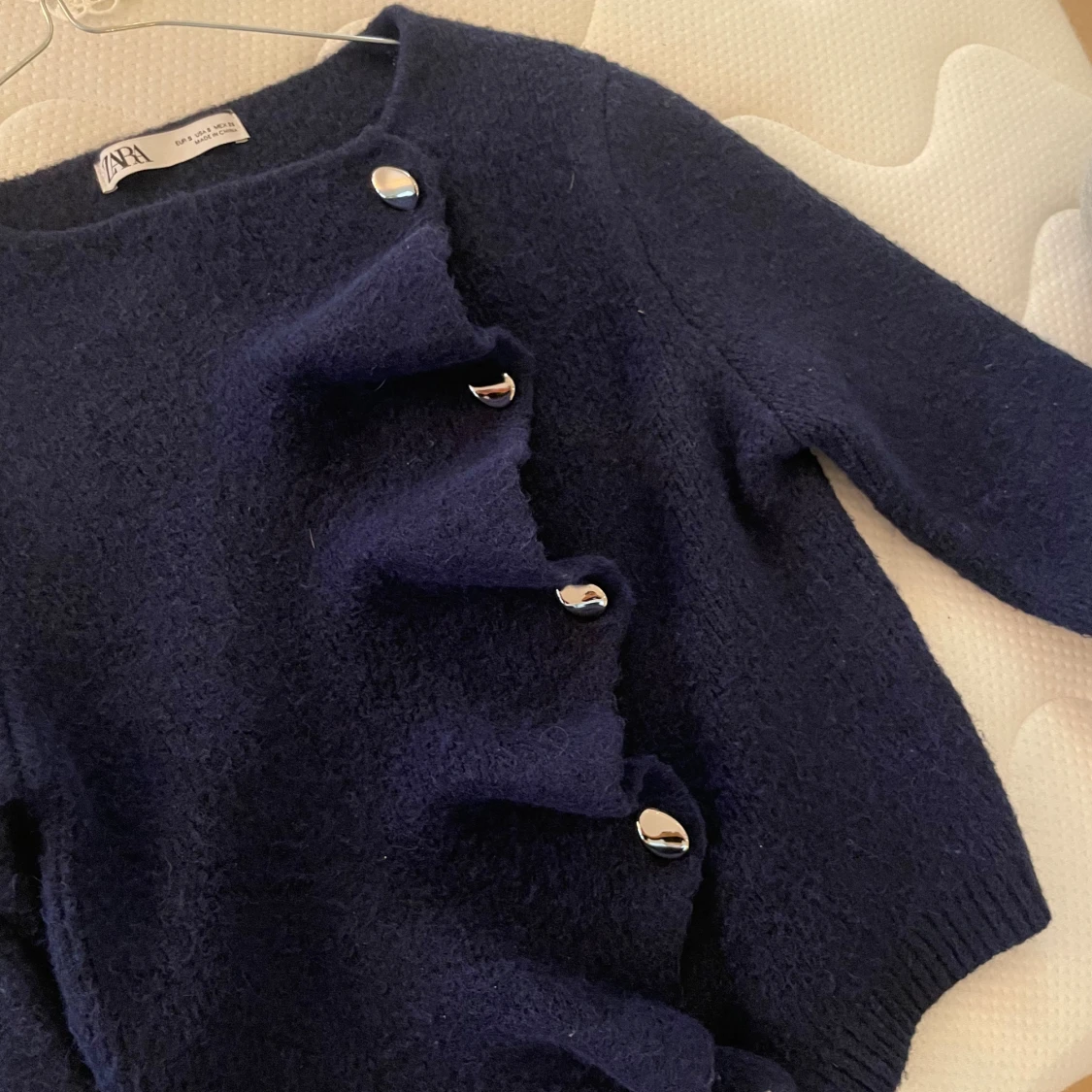 Mörkblå kofta med volang från Zara - 3