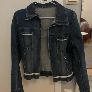 Söt jeansjacka  - Jeansjacka med vita spetsdetaljer! Köpt second hand men har aldrig användt (där av märke oklart) men skulle säga xs i storlek!