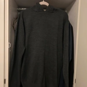  stickad hoodie - Mysig stickad hoodie i mörkgråt vet inte om d är nått speciellt märke därav priset