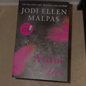 Artful Lies - Upptäck 'Artful Lies' av Jodi Ellen Malpas, en bok från den bästsäljande författaren bakom 'This Man'-serien. Perfekt för dig som gillar spänning, romantik och starka känslor. Omslaget lockar med mystiska rosa fjädrar och en elegant design.