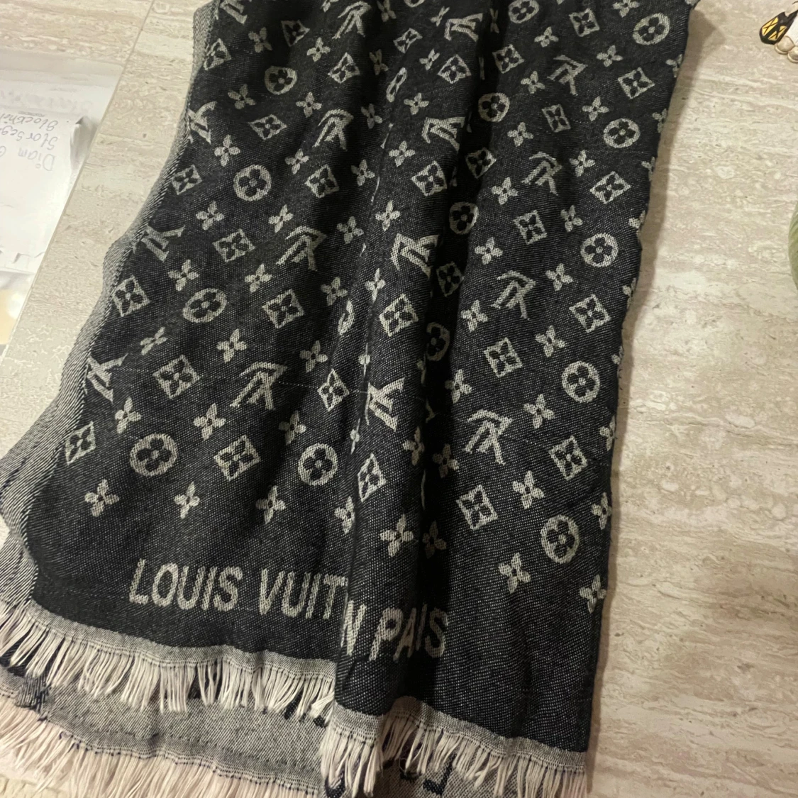 Designerhalsdukar från Fendi & LV - 3