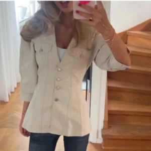 Slutsåld avorajacka - Så fin jacka från avora i storlek 34, säljs ej längre💗första bilden är lånad, de andra är mina egna