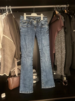 Blå bootcut jeans från LTB - Säljer ett par blå bootcut jeans från LTB, modell Valerie. Jeansen har klassisk femficksdesign, normal passform och snygg tvättad look. Perfekta för dig som gillar en tidlös stil med lite utsvängda ben.