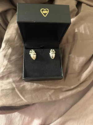 Silverörhängen från Ioaku - Unika örhängen i silver från Ioaku, oanvända då jag inte använder silver.formade som anatomiska hjärtan. 399kr orginalpris💞
