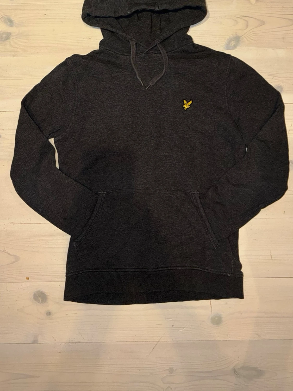 Mörkgrå hoodie från Lyle & Scott