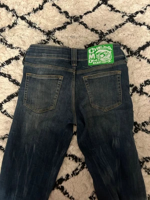Cheep monday jeans💚💚 - Säljer ett par mörkblå cheep monday jeans med snygga slitningar och en unik grön patch bak i midjan. Klassisk femficksmodell med raka ben och kontrastsömmar. Längd:32 Waist:26💚💚💘