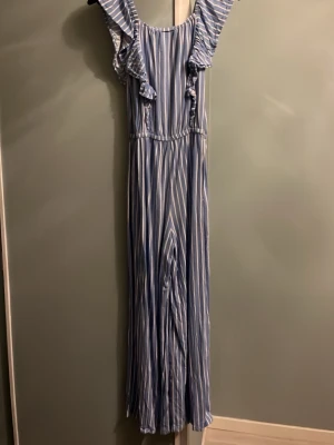 Blå vit byxdress  - En jätte fin byxdress med lite volanger på toppen. Lite skrynklig, har andvänt den ganska mycket men är i väldigt bra skick. 