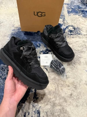 Svarta UGG Lowmel herr - Säljer dessa tvär feta svarta ugg lowmel för herrar i storlek 43. Boxen ingår. Fortfarande helt nya! Pris kan diskuteras vid snabb affär!