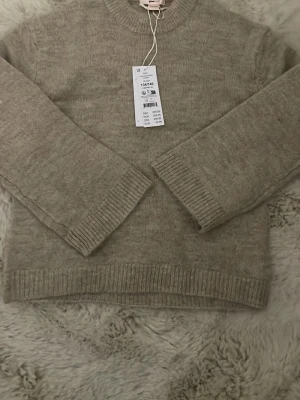 Beige oversize stickad tröja från Gina tricot ❤️🍁 - Säljer en beige oversize stickad tröja från Gina tricot. Tröjan har rund halsringning, långa ärmar och ribbade muddar vid ärmslut och nederkant. Säljer då jag köpte fel storlek. 💕