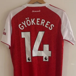 Viktor Gyökeres fotbollströja Arsenal - Helt ny Arsenal fotbollströja med Gyökeres på ryggen. Strl S
